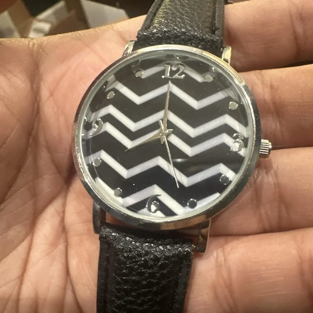 Working 40mm Zig‎ Zag Black & White Gold Tone Watch With Black Leather Strap